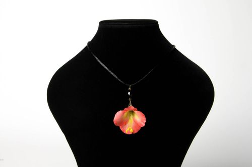 Pendentif pate polymere Bijou fait main fleur rouge design Accessoire femme - MADEheart.com
