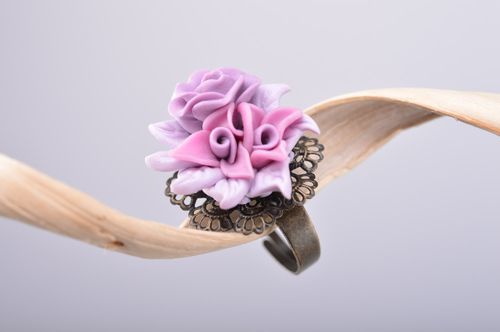 Belle bague en pâte polymère réglable avec fleurs violette originale faite main  - MADEheart.com