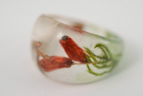 Кольцо с живыми растениями барбарисом прозрачное из эпоксидки - MADEheart.com