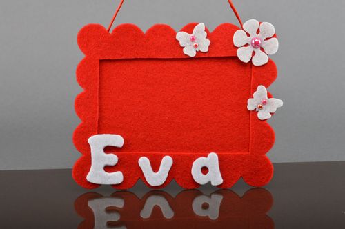 Marco de fotos artesanal de fieltro rojo para pared con nombre de niña Eva - MADEheart.com