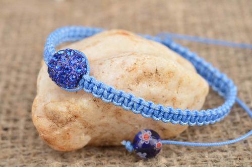 Bracelet en fils tressés bleu fin fait main avec perles fantaisie réglable - MADEheart.com