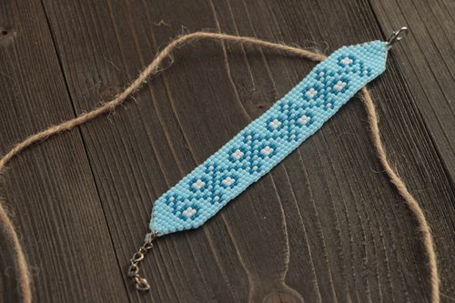 Bracelet en perles de rocaille bleu clair avec chaînette ethnique fait main - MADEheart.com