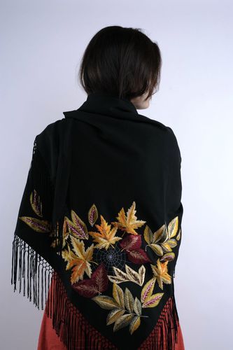 Woolen kerchief with embroidery - MADEheart.com