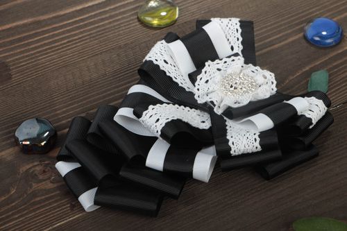 Grande broche jabot avec noeud noir blanc en reps et dentelle faite main - MADEheart.com