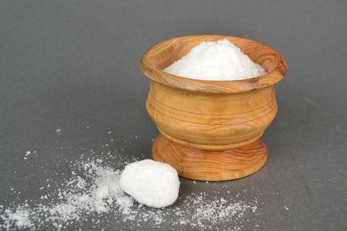 Hangemachte runde Holzdose für Salz - MADEheart.com