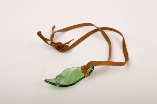 Pendentif en verre Bijou fait main vert sur lacet en cuir Accessoire femme - MADEheart.com
