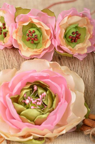 Acessórios com flores conjunto de 2 peças grinalda e broche cor de rosa  - MADEheart.com