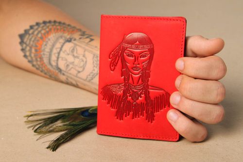 Estuche para pasaporte hecho a mano rojo accesorio de hombre regalo original - MADEheart.com