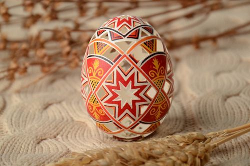 Lacy painted Easter egg - MADEheart.com