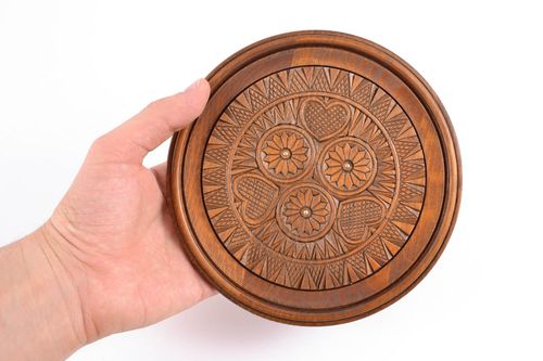 Plato de madera tallado con bakuntes  - MADEheart.com