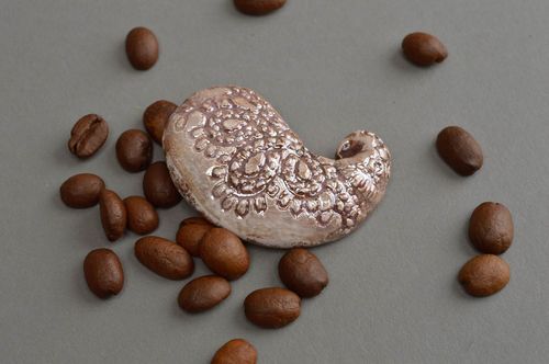 Petite broche en argile faite main de forme insolite peinte lustre nacrée - MADEheart.com