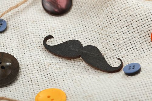 Broche artesanal de chapa de madera pintado con acrílicos con forma de bigotes  - MADEheart.com