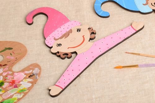 Percha infantil artesanal accesorio para niño regalo original con forma de niña - MADEheart.com