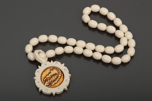 Chapelet bijoux fait main Accessoire homme blanc avec scorpion Cadeau original - MADEheart.com