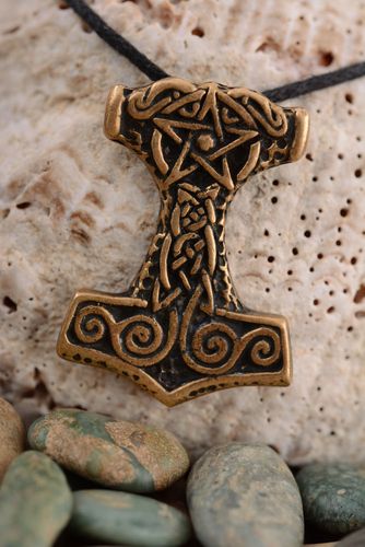 Ciondolo martello di Thor in metallo fatto a mano pendente originale etnico - MADEheart.com