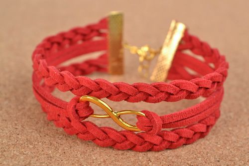 Rotes handmade Armband aus Wildleder mit Metallanhänger elegant modisch breit - MADEheart.com