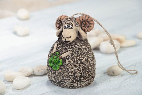 Cloche céramique faite main mouton modelé décoration originale sur cordon - MADEheart.com