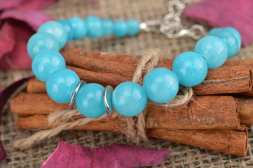 Bracelet en perles de fantaisie bleu fin fait main avec breloque papillon - MADEheart.com