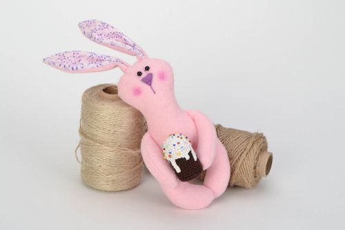 Handmade Kuscheltier Hase in Rosa aus Fleece mit gehäkeltem Osterbrot für Haus Dekor - MADEheart.com