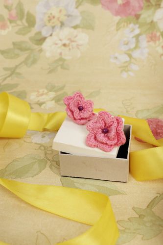 Boucles doreilles roses Bijou fait main fleurs au crochet Cadeau femme - MADEheart.com