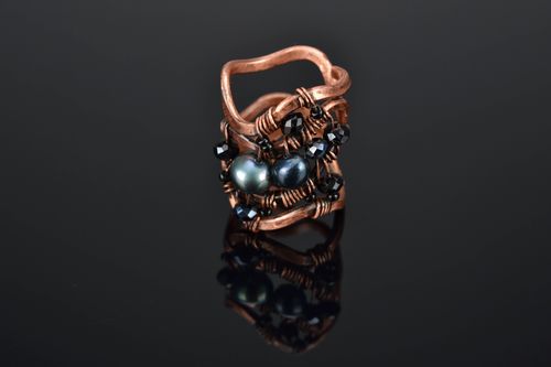 Wire wrap copper ring with artificial pearl of black color - MADEheart.com