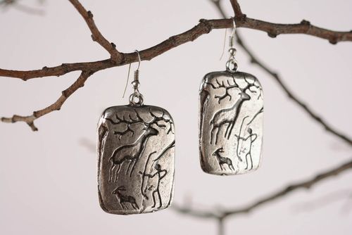 Brincos artesanais de metal feitos de uma liga de zinco cobre e alumínioCena da caça - MADEheart.com