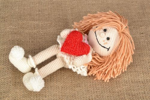 Boneca artesanal de malha feita em croché - MADEheart.com