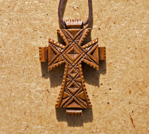 La croix en bois sculptée - MADEheart.com
