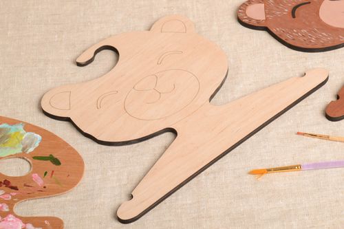 Cintre bébé fait main Cintre pour enfant ourson en contreplaqué Objet à décorer - MADEheart.com