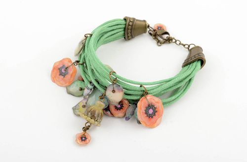 Bracelet tendance Bijou fait main vert en lacets avec breloques Cadeau femme - MADEheart.com