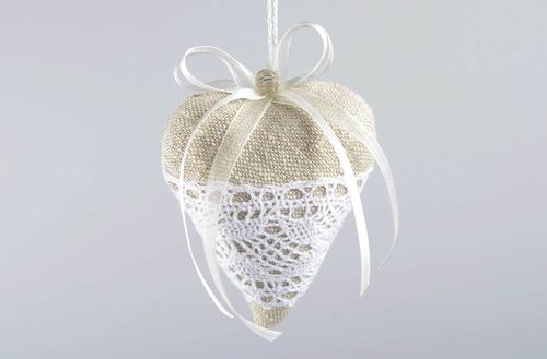Colgante artesanal decoración de interior regalo original Corazón de lino - MADEheart.com