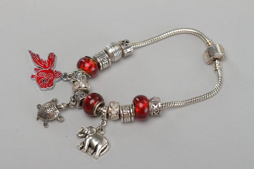 Bracelet en métal fait main original avec pendentifs rouges pour fille - MADEheart.com