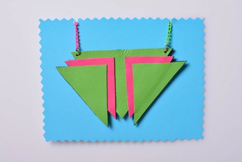 Handmade Schmuck aus Leder Accessoire für Frauen Ketten Anhänger rosa grün - MADEheart.com