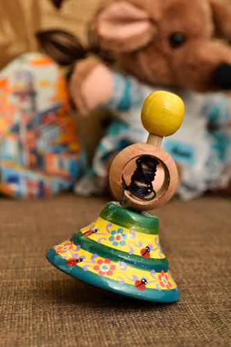 Peonza de madera hecha a mano juguete para niños con ornamentos regalo original - MADEheart.com