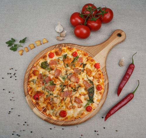 Planche à pizza en bois avec manche long - MADEheart.com