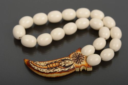 Chapelet fantaisie Bijou fait main blanc avec croc Cadeau original pour homme - MADEheart.com