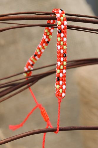 Bracelet fait main de perles de rocaille bariolé rouge blanc vert bijou - MADEheart.com