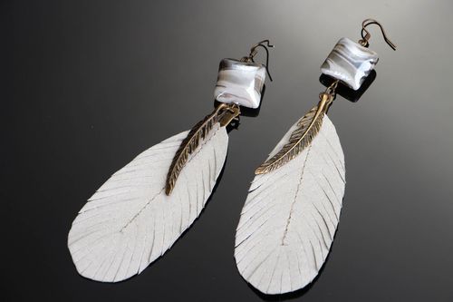 Boucles doreilles fait main de plumes en cuir blanches - MADEheart.com
