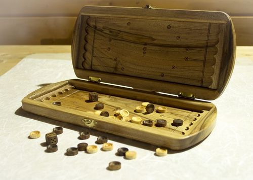Backgammon sculpté en bois fait à la main - MADEheart.com