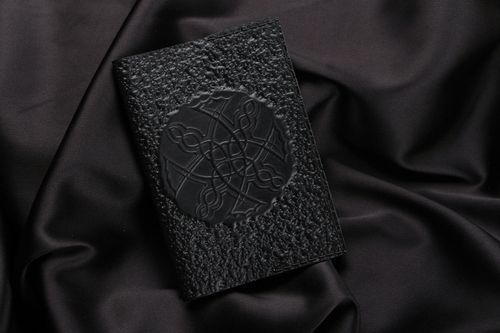 Schwarze Passhülle aus Leder - MADEheart.com