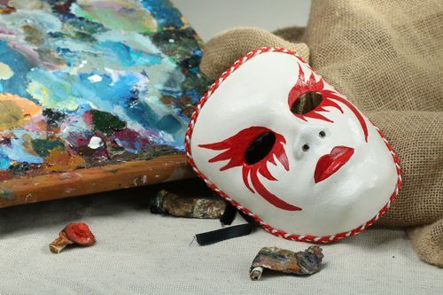 Máscara de carnaval feita de papel machê Mulher fatal - MADEheart.com