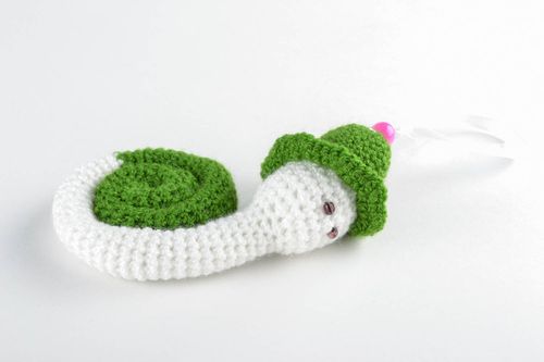 Peluche tricotée au crochet pour enfant Escargot vert - MADEheart.com