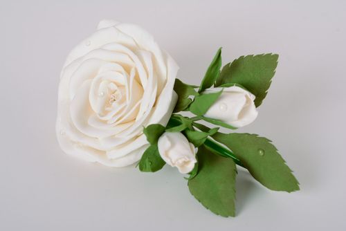 Weiße handgemachte einzigartige künstlerische Blume Haarspange aus Wildleder Rose - MADEheart.com