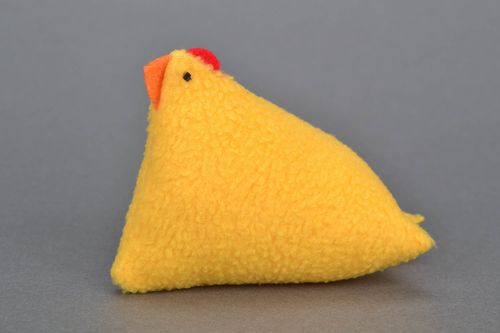 Juguete de fieltro con forma de gallina para decoracion de interior - MADEheart.com