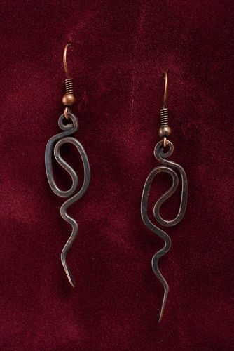 Lange stilvolle handmade Ohrringe aus Kupfer mit Anhängern Wire Wrap Technik  - MADEheart.com