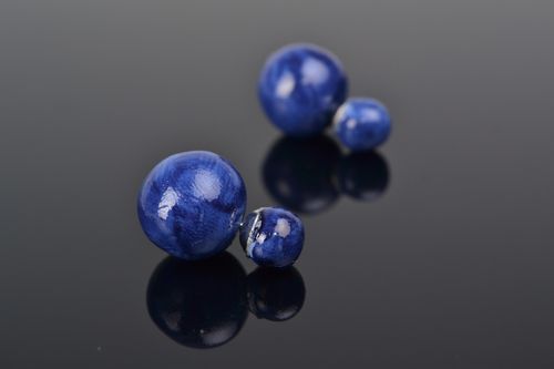 Boucles doreilles puces double perle bleues en pâte polymère faites main - MADEheart.com