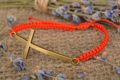 Bracelet rouge tressé en lacet ciré avec croix fait main fin taille réglable - MADEheart.com