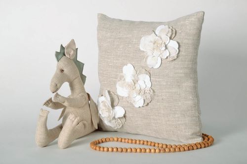 Decorative linen pillow - MADEheart.com