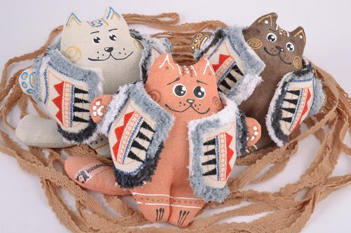 Petites peluches décoratives en tissu peintes faites main 3 chats en gilets - MADEheart.com