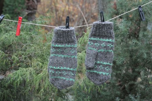 Mitenes quentes cinzentas de lã feitas à mão com agulhas  - MADEheart.com